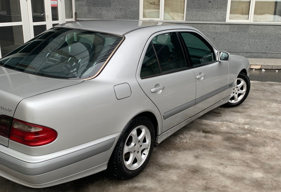 Mercedes-Benz E-Class W210
