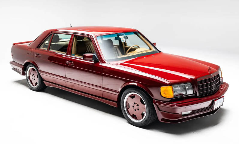 Унікальний червоний Mercedes-Benz W126 1983 року від AMG продають за $200 000 (фото)