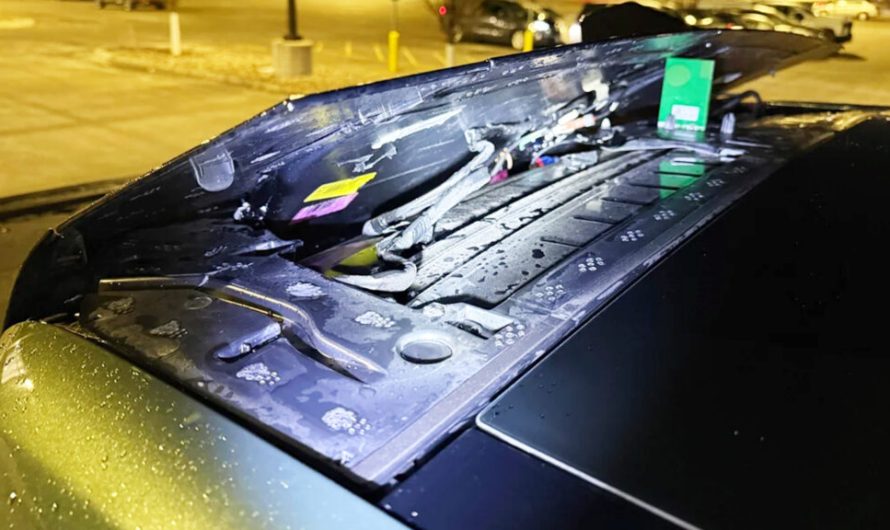 Rivian R1T відвідав мийку без контакту, але все ж отримав фізичний контакт