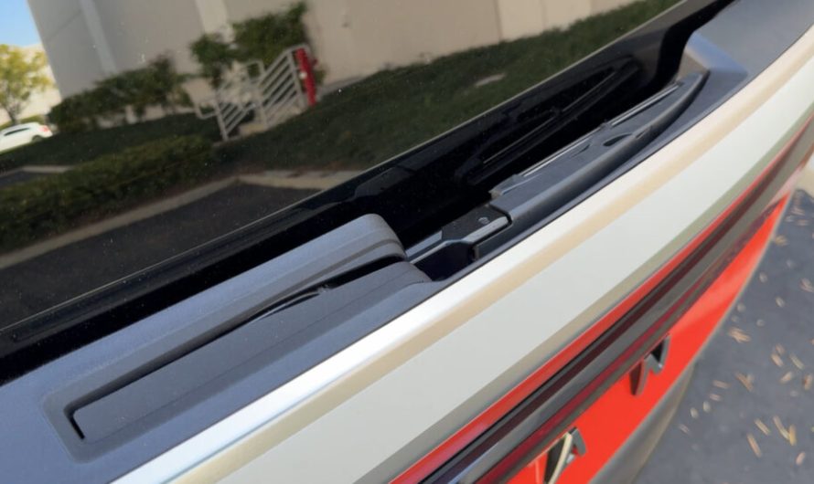 Прихована задня щітка у Rivian R2 має особливість для роботи взимку