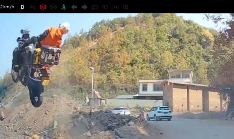 Спостерігайте, як мотоцикліст дізнається, чому неконтрольоване прискорення стає жахом для кожного байкера