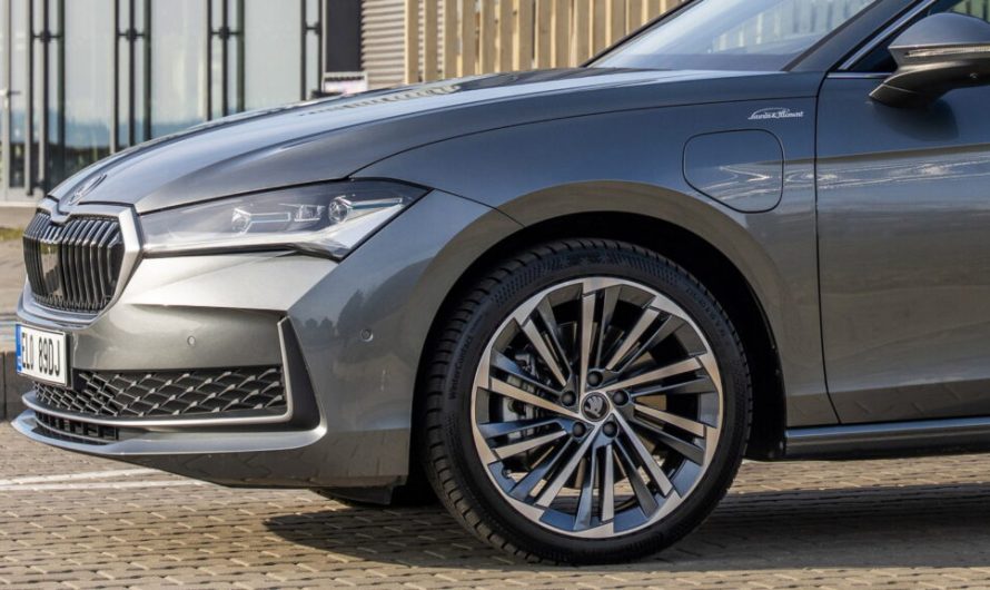 Škoda Superb PHEV у кузові седан перетворюється на справжню «темну конячку»