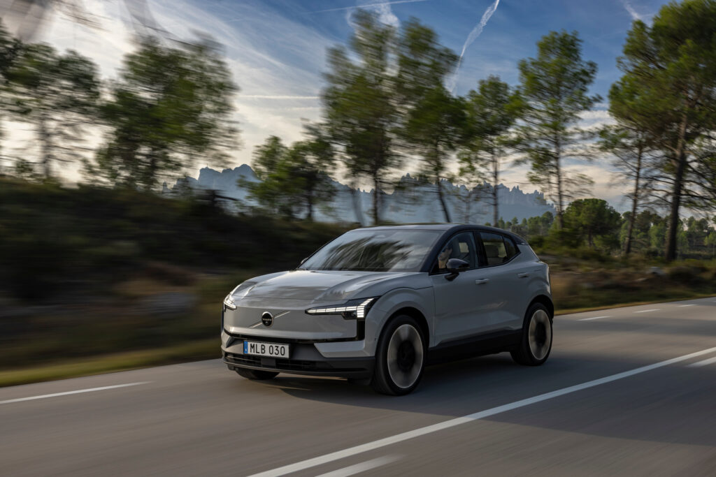 Volvo EX30 на дорозі
