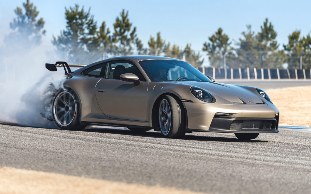Porsche 911 GT3 золотого кольору