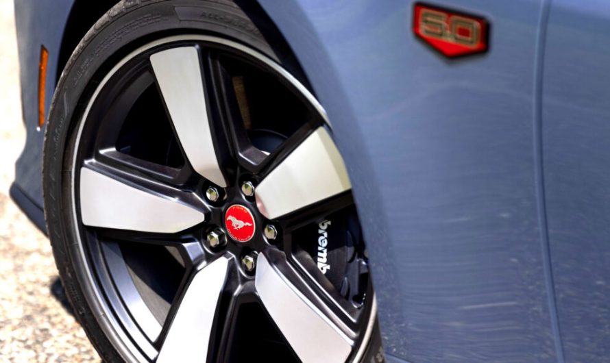 Продажі бензинових Мустангів різко зростають, тоді як їхні електричні аналоги стрімко падають