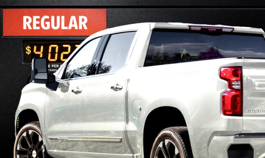 Ціна на пальне становила 2,98 долара місяць тому, а тепер уперше з 2022 року перевищила позначку 4 долари