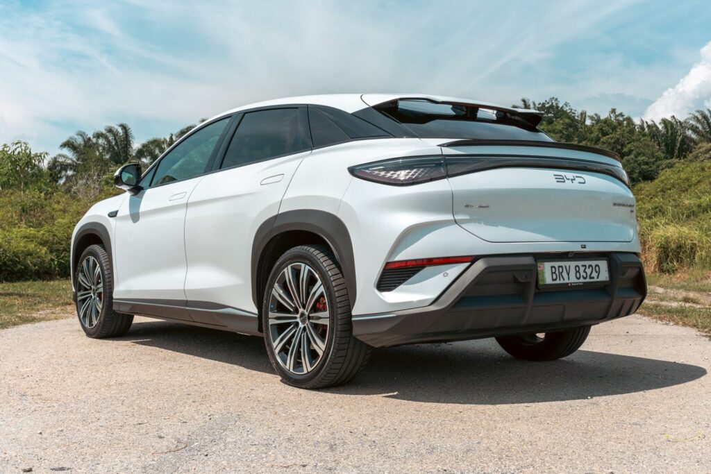 BYD Sealion 7 сбоку