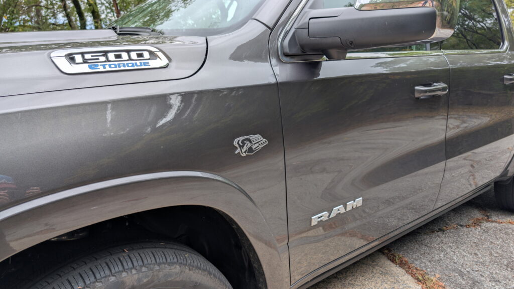 Ram 1500 Hemi на дорозі