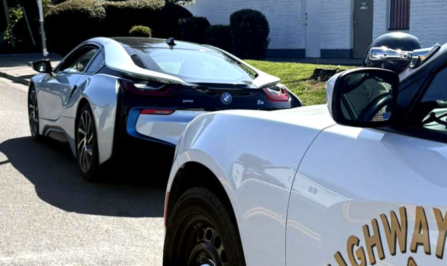 Підліток дізнається, що чекає на нього після того, як патруль зафіксував його BMW i8 на швидкості 130 миль на годину