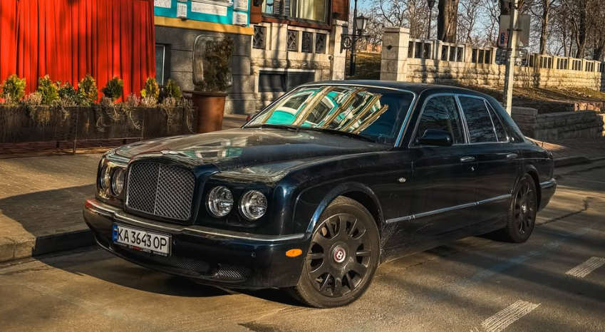 Bentley Arnage R by Mulliner: у Києві помітилитурбований представницький седан початку 2000-х (фото)