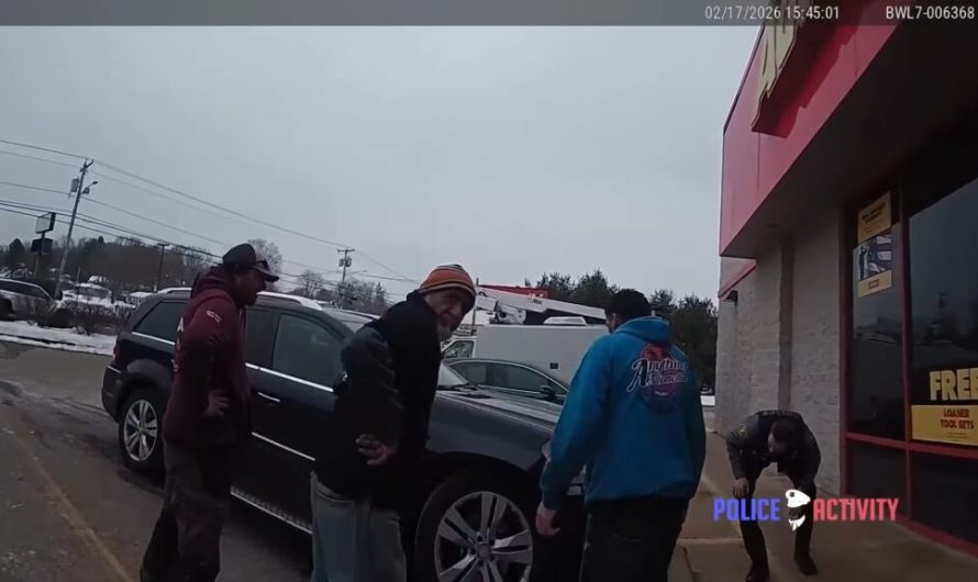 Поліція прибула на місце, де водій виявився притиснутим під позашляховиком Mercedes