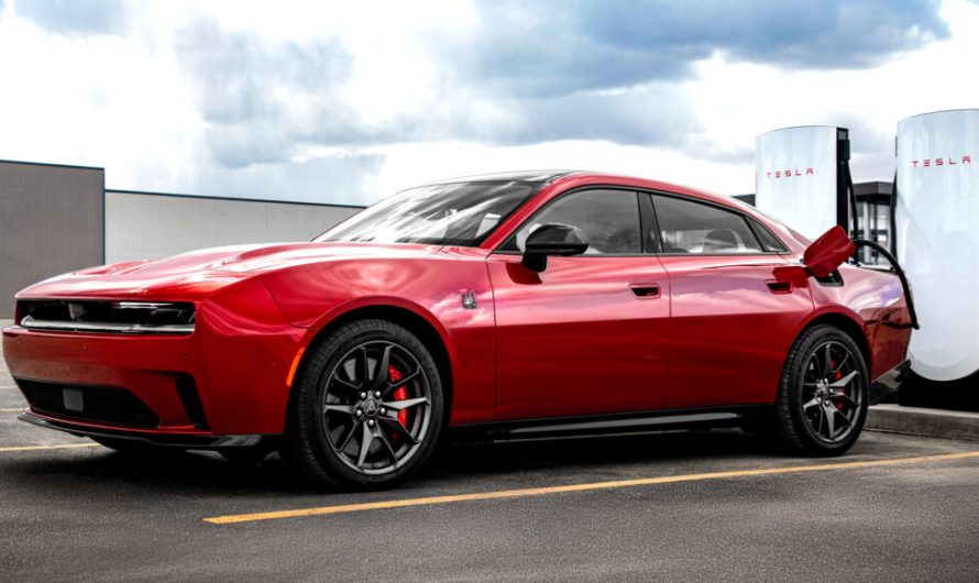 Ваш електромобіль Stellantis тепер підтримує зарядку на станціях Tesla Supercharger, проте послуга коштує додаткові 230 доларів