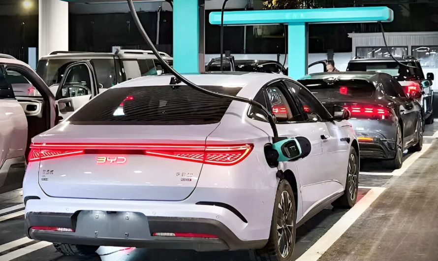 Нові зарядні станції BYD для електромобілів настільки швидкі, що їх розташування нагадує автозаправку