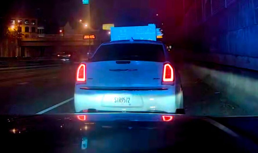 Chrysler 300 залишає позаду два патрульні автомобілі Ford Mustang у штаті Джорджія