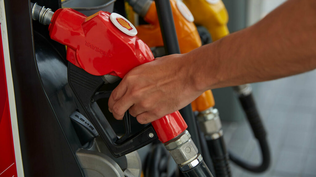 Заправна станція вночі