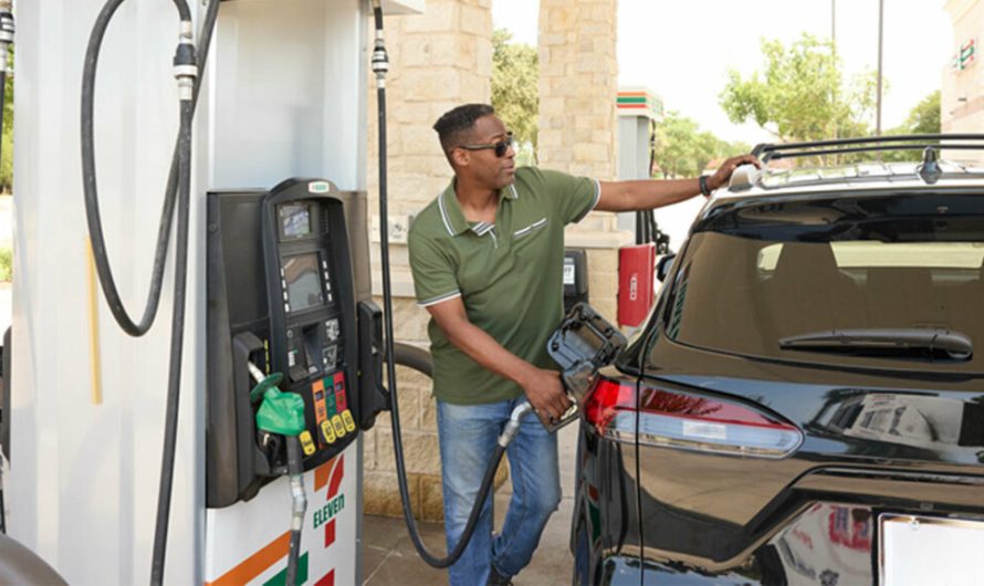 Бензин різко подорожчав на 11 центів за ніч, і водії можуть очікувати подальшого зростання цін