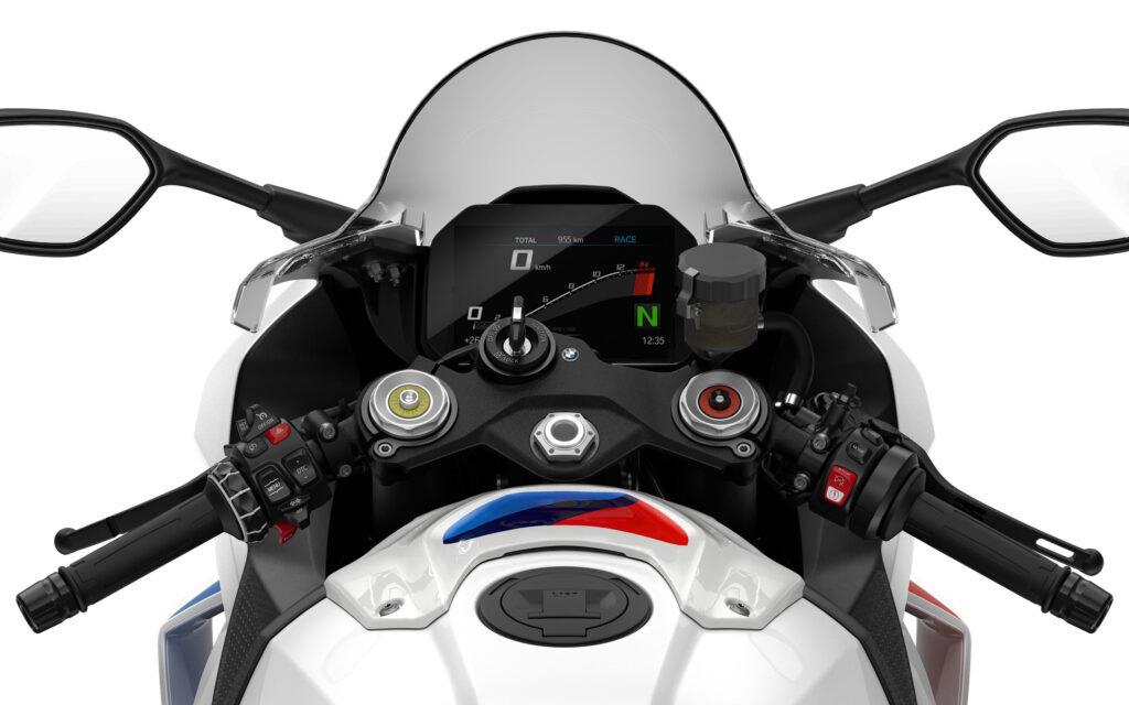 Інженер BMW перевіряє компоненти