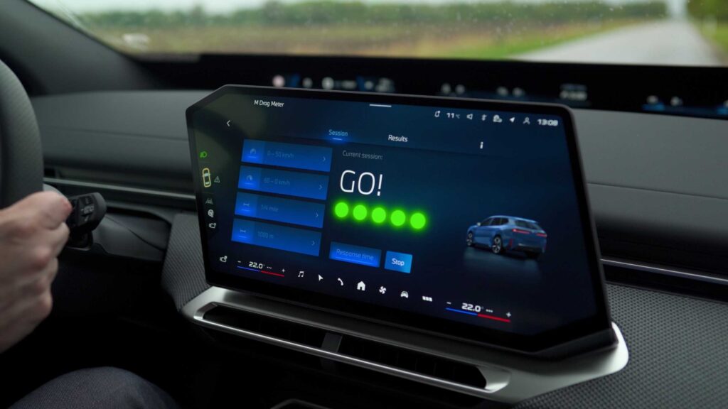 Водій за кермом сучасного автомобіля