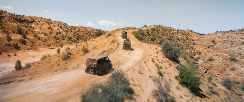 Изображение внедорожника в пустыне