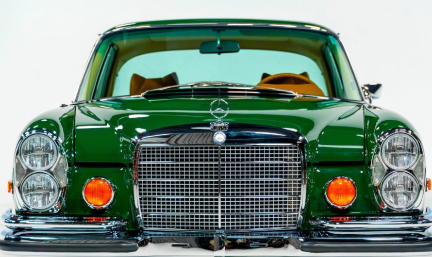 Класичний купе Mercedes виглядає звичайно, поки не заводиться двигун AMG V8