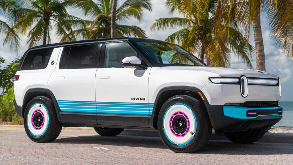 Rivian R1S у Маямі