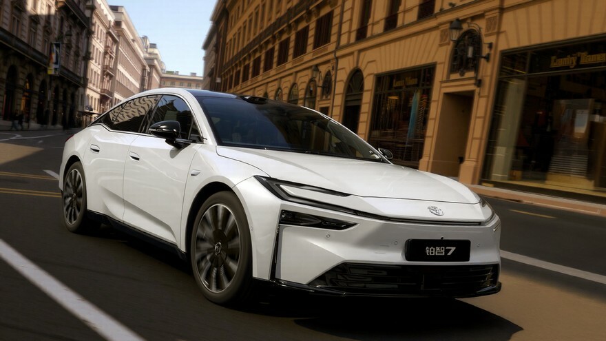 Флагманський електромобіль Toyota в Китаї коштує майже на 96 тисяч доларів менше за Tesla Model S