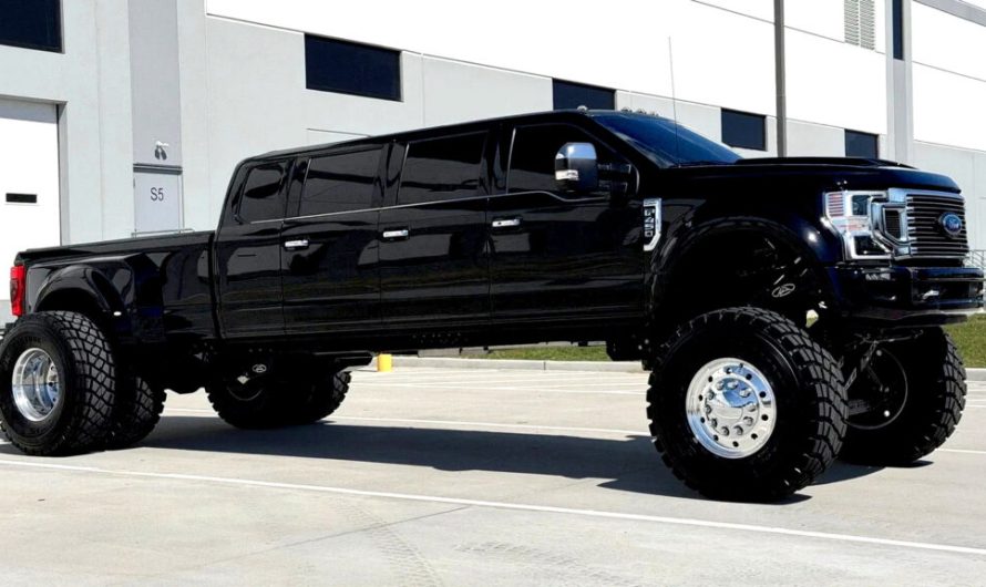 Шестидверний Ford F-450 виглядає дорого. Рахунок за паливо в 1038 доларів це підтверджує