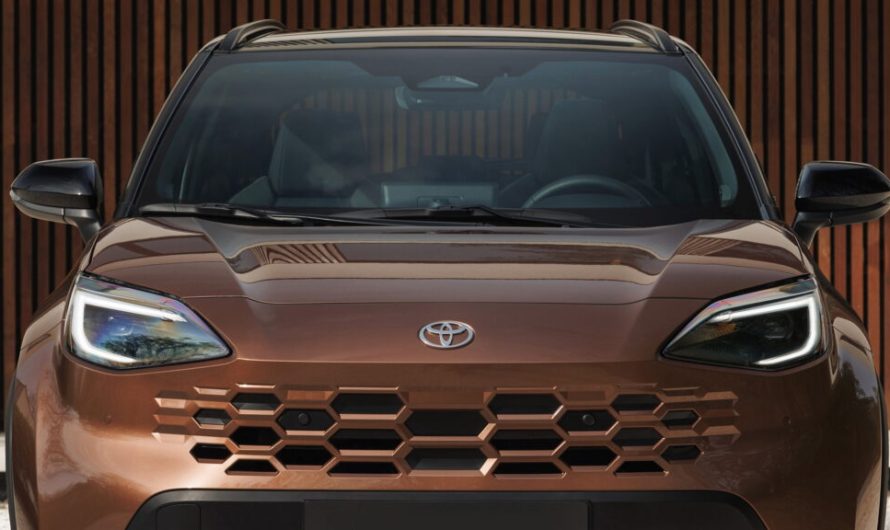 Молодша модель RAV4 від Toyota змінила решітку радіатора з вусоподібної на стільникову