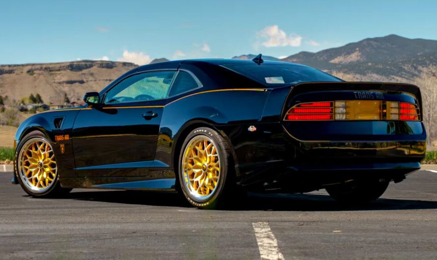 Автомобіль Pontiac, який Chevrolet так і не випустив, має автограф Берта Рейнольдса