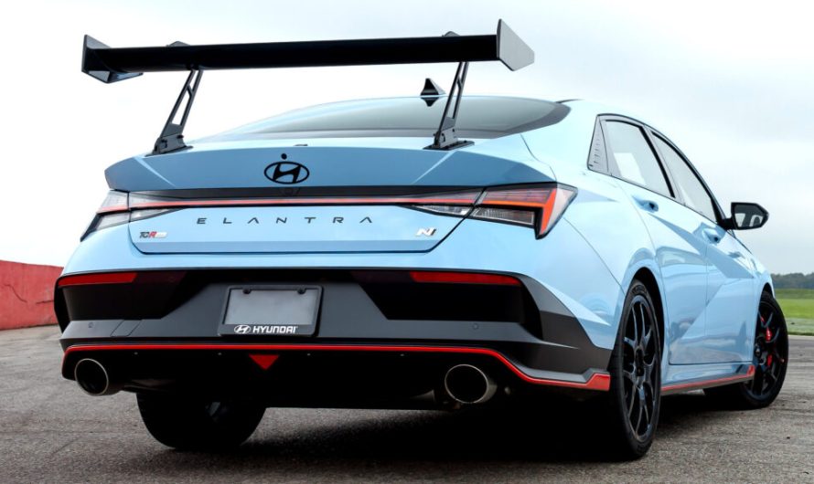 Нова Elantra N TCR коштує на сім тисяч доларів менше за Civic Type R, маючи більший антикрило