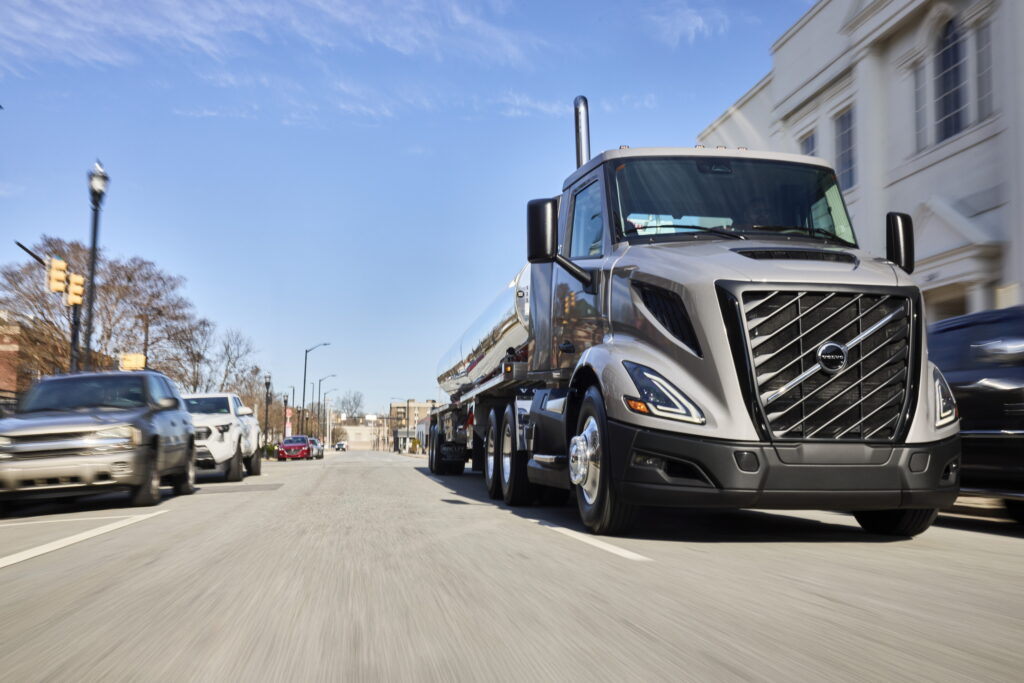 Вантажівка Volvo VNR на дорозі