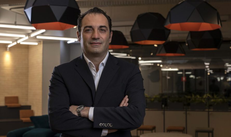 Наступні роки GM інвестувала 7,9 млрд доларів у збитки від електромобілів, тоді як Мері Барра заробила 29,9 млн доларів