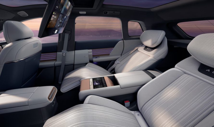 Китай отримує AUDI EX7 потужністю 671 к.с. та 59-дюймовий екран, а Америці дістається Q7