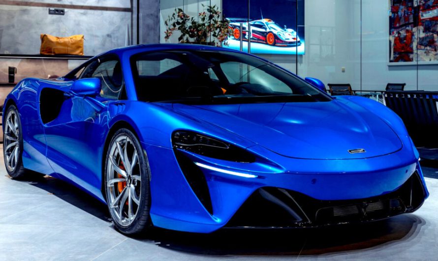 Паркувальник врятував три преміальні авто від викрадення, а McLaren сам розбився