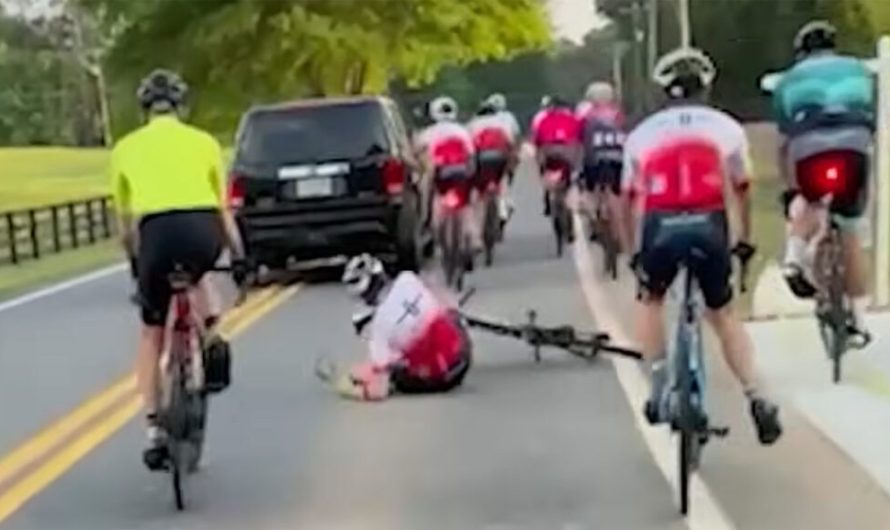 Водій стверджує, що велосипедисти зайняли його смугу, після чого його Honda Pilot збила двох із них