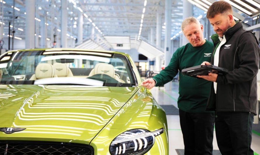 Нові уніформи працівників Bentley для електромобілів виготовлені з матеріалу, який очікуєш побачити в авто, а не на персоналі