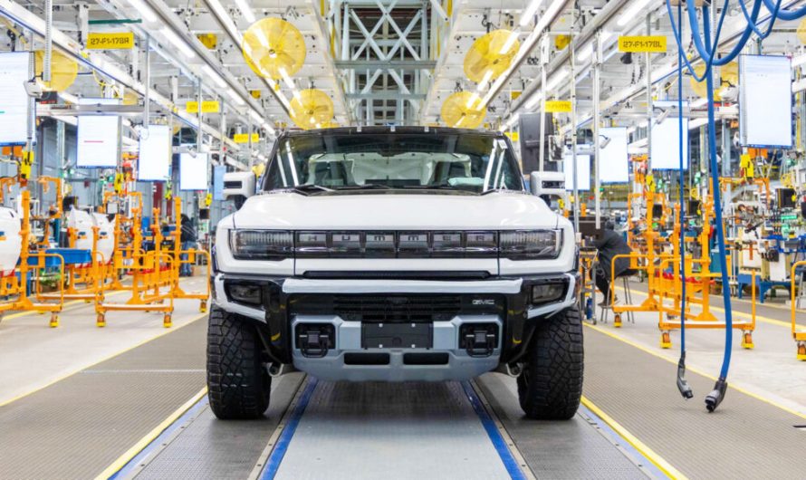 General Motors призупиняє виробництво двох очікуваних електромобілів, відправляючи 1,300 працівників додому