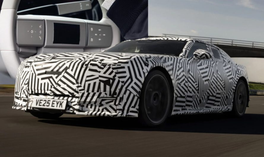 Ягуар прагне конкурувати з Бентлі, проте салон їхнього GT рухається зовсім іншим шляхом