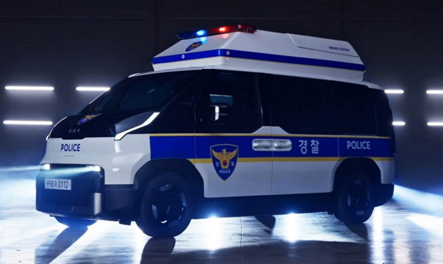 Поліцейські Crown Victoria переслідували підозрюваних на землі, а фургон Kia наздоганяв їх із неба