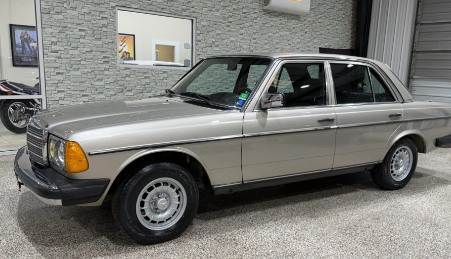 Мрія таксистів: ціна Mercedes-Benz 300D W123 у стані капсули часу на аукціоні досягла $35000 (фото)