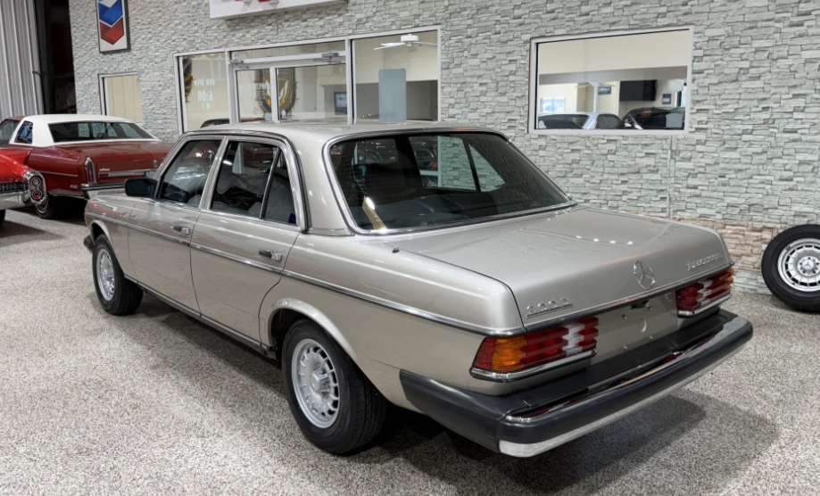 Mercedes-Benz 300D W123