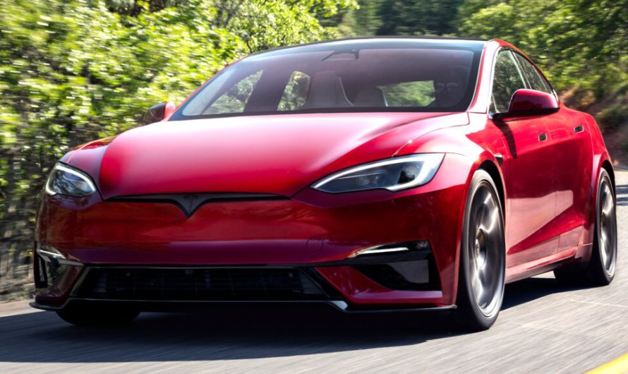 Більшість автовиробників розпродають запаси зі знижками, а Tesla підвищила ціни на моделі S та X