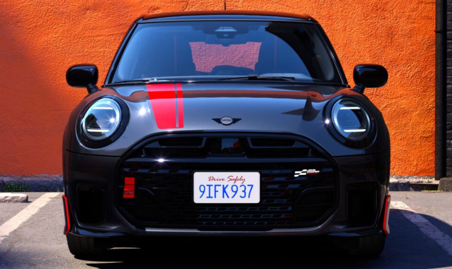 Нова червона версія Mini коштує дорожче за модель JCW, яку вона імітує