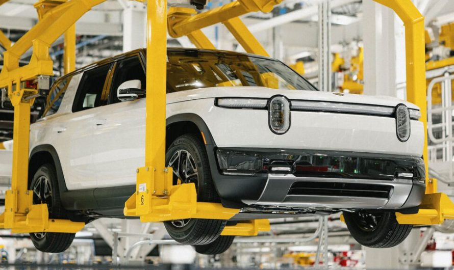 У п’ятницю торнадо вдарив по заводу Rivian, але виробництво R2 все одно розпочалося