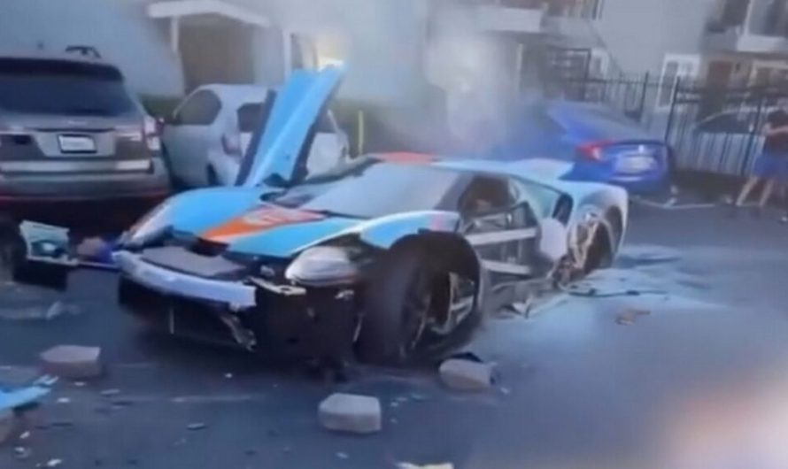 Дорогий Ford GT за 2,5 мільйона доларів зіткнувся з фургоном на стоянці