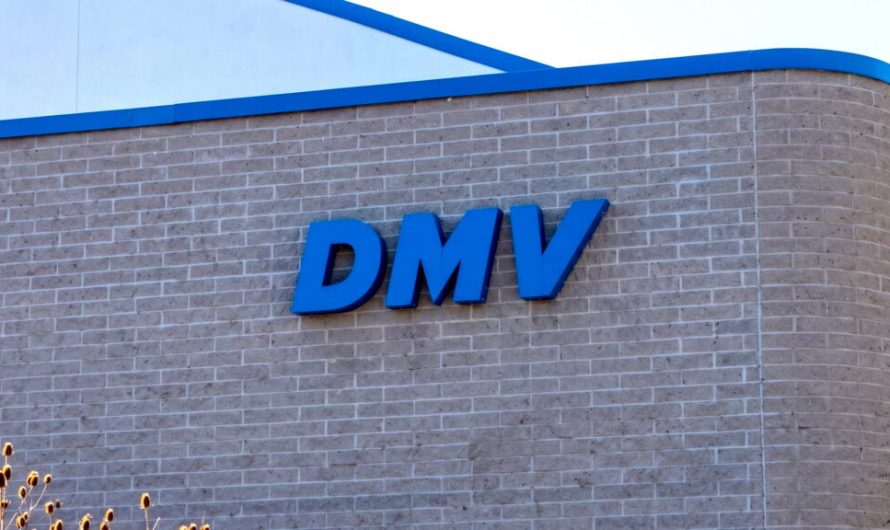 Каліфорнійське управління автотранспорту продало 5300 автомобілів на аукціоні, а решту грошей залишило собі