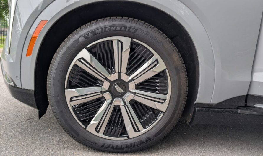 Огляд Cadillac Escalade IQ 2026 року: ефектний початок, який тиждень руйнує враження