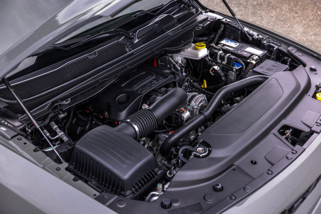 Новий Ramcharger на тлі Ram 1500