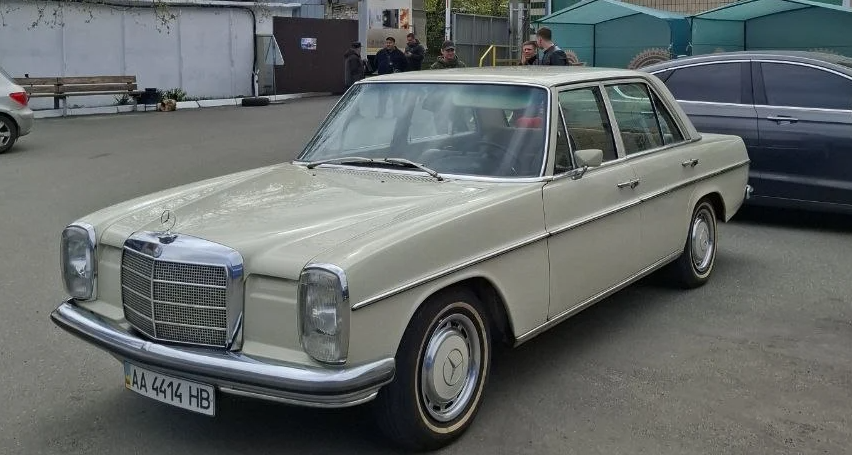 Збережний 56-літній Mercedes-Benz W115 показали на Old Car Land 2026: стан дивує (фото) 