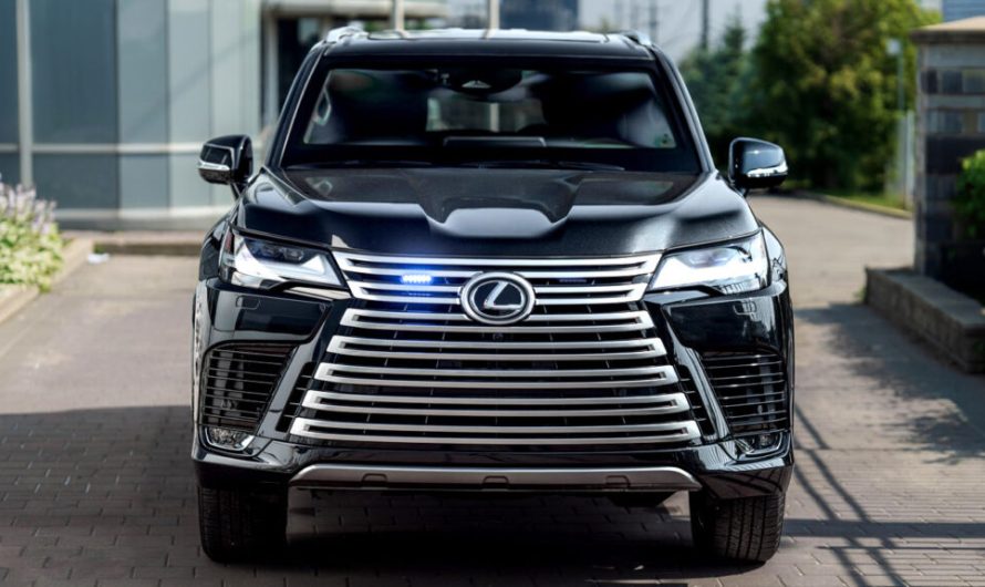 Цей Lexus LX 700 ззовні нічим не відрізняється від інших чорних позашляховиків, поки в нього не кинуть гранату